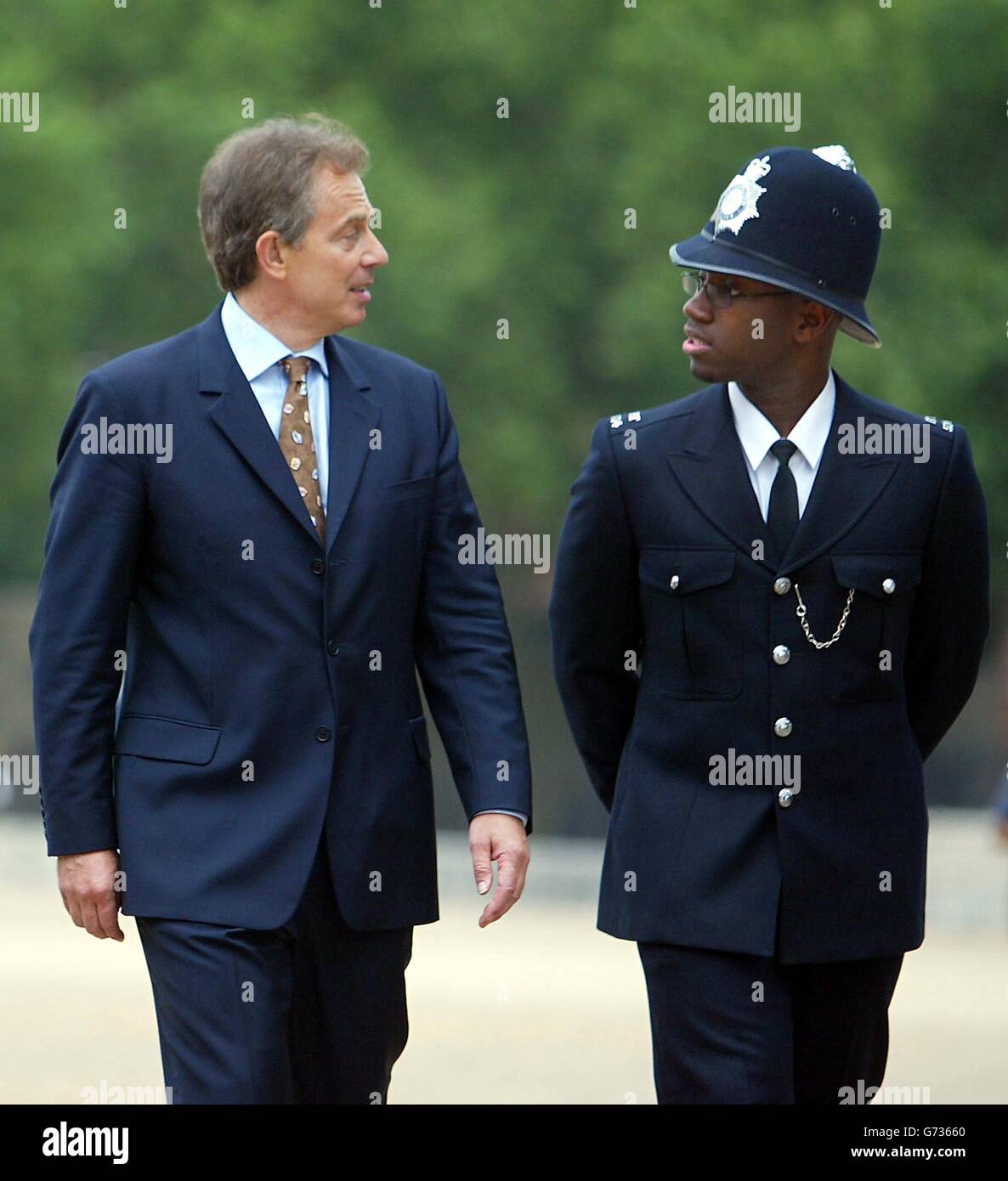 Premierminister Tony Blair spricht mit dem Metropolitan Police Constable Joel Edwards bei der Parade der Horseguards auf dem Weg zu einem Besuch des National Police Memorial, Whitehall, London. Stockfoto