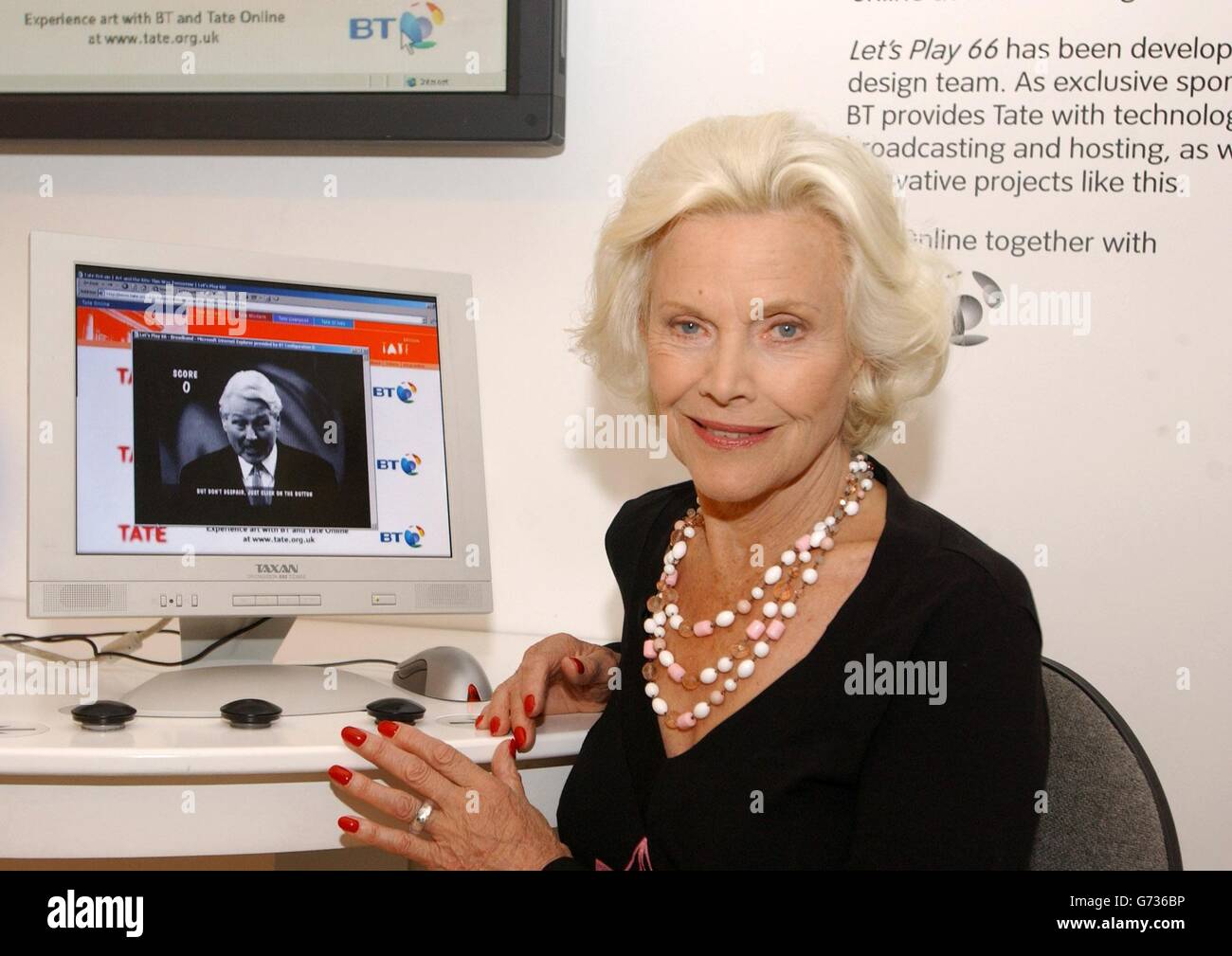 Sixties-Ikone und Schauspielerin Honor Blackman posiert für Fotografen während des Launch von 'Let's Play 66' - einem Online-Quiz der 60er Jahre, das entwickelt wurde, um Ihr Wissen über die 'Schwinging Sixties' zu testen - in der Tate Britain im Zentrum von London. Das Quiz ergänzt Tate Britain's neue Ausstellung "Art & the 60s: This was Tomorrow" und ermöglicht den Zugang zu Kunst aus der Ausstellung über das Internet. Stockfoto