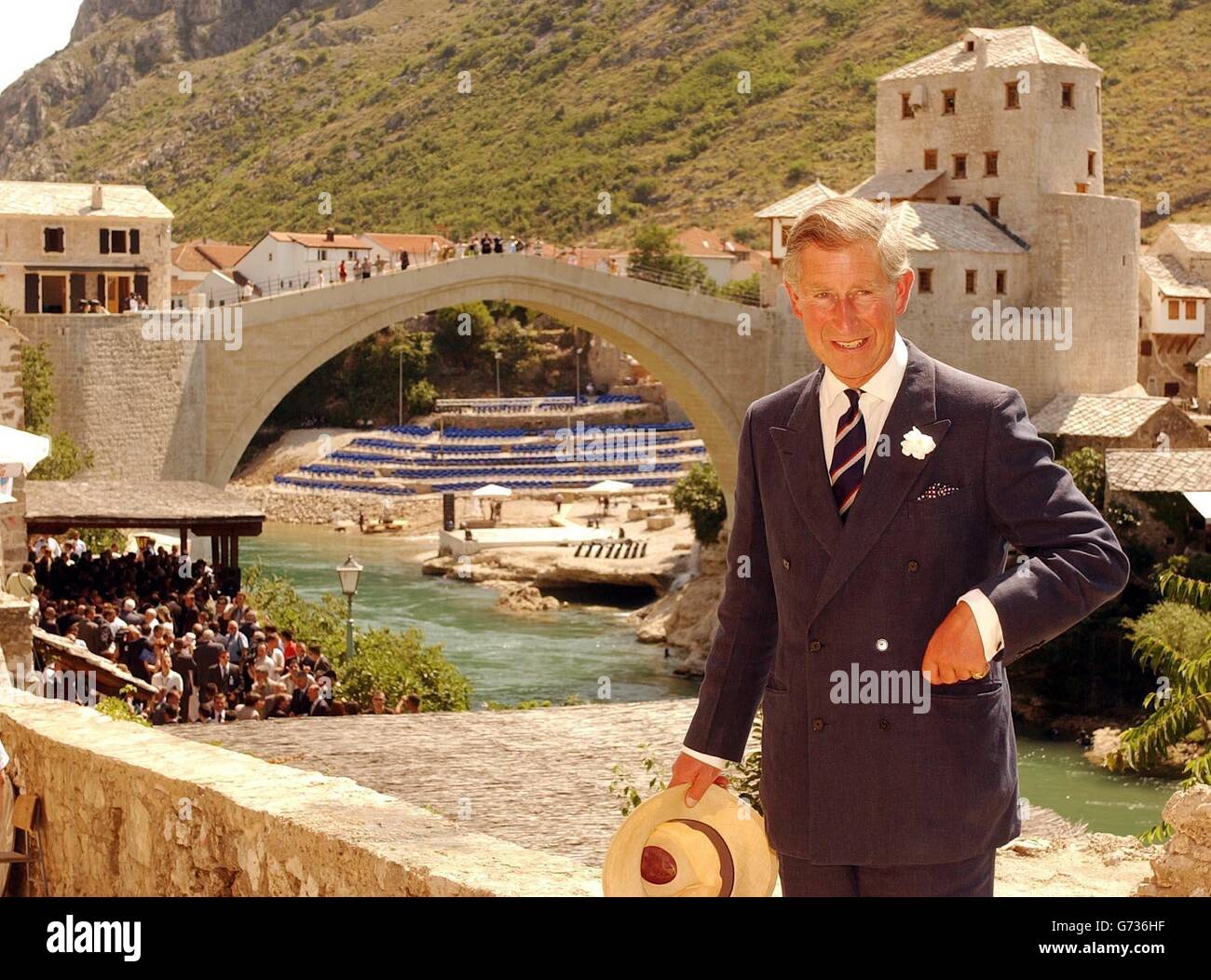 Der Prinz von Wales steht an einem Aussichtspunkt in der Nähe der wiederaufgebauten Alten Brücke in Mostar, Bosnien. Nach dem Einstürzen in den Fluss Neretva im November 1993 wurde das neue Stari Most wieder aufgebaut und hat Hoffnung gegeben, die noch 11 Jahre später existierenden Spaltungen zu bessern. Stockfoto