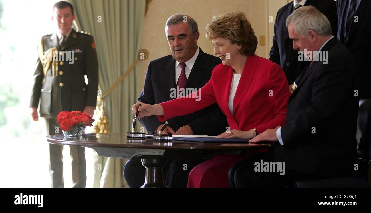 Die irische Präsidentin Mary McAleese (Mitte) ernennt Herrn Richter John L Murray (links) offiziell zum Obersten Richter, da der irische Premierminister Bertie Ahern (rechts) das Aras an Uachtarain im Phoenix Park Dublin betrachtet. Stockfoto