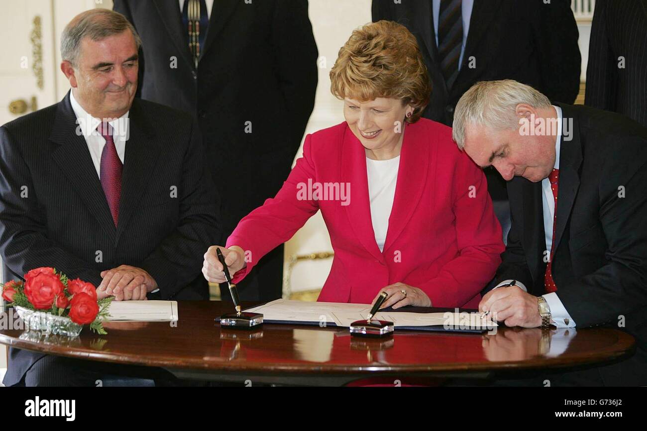 Die irische Präsidentin Mary McAleese (Mitte) ernennt Herrn Richter John L Murray (links) offiziell zum Oberrichter, während der Taoiseach Bertie Ahern (rechts) das Aras an Uachtarain im Phoenix Park Dublin anschaut. Stockfoto