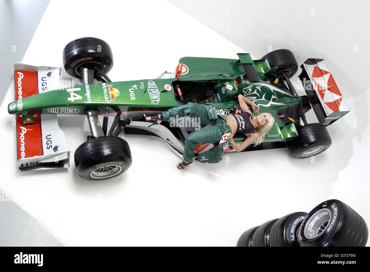 Model Emma B stellt das neue PlayStation 2-Spiel Formel 1 04 von Sony vor, das im Studio Nineteen im Osten Londons stattfindet. Emma B wird das neue Gesicht des Videospiels sein, das Ende Juli veröffentlicht wurde, das das einzige offizielle Lizenzspiel der Saison 2004 ist, bei dem in diesem Jahr Fahrer und Autos auf allen 18 Strecken auf vier Kontinenten fahren. Stockfoto