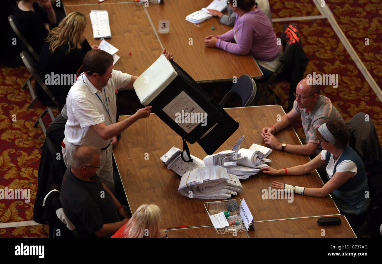 Ein Beamter leert eine Wahlurne, während sie die Stimmen vorbereiten, bevor die Auszählung während der Europawahlen beginnt, die in der Guildhall in Southampton, Hampshire gezählt werden. Stockfoto