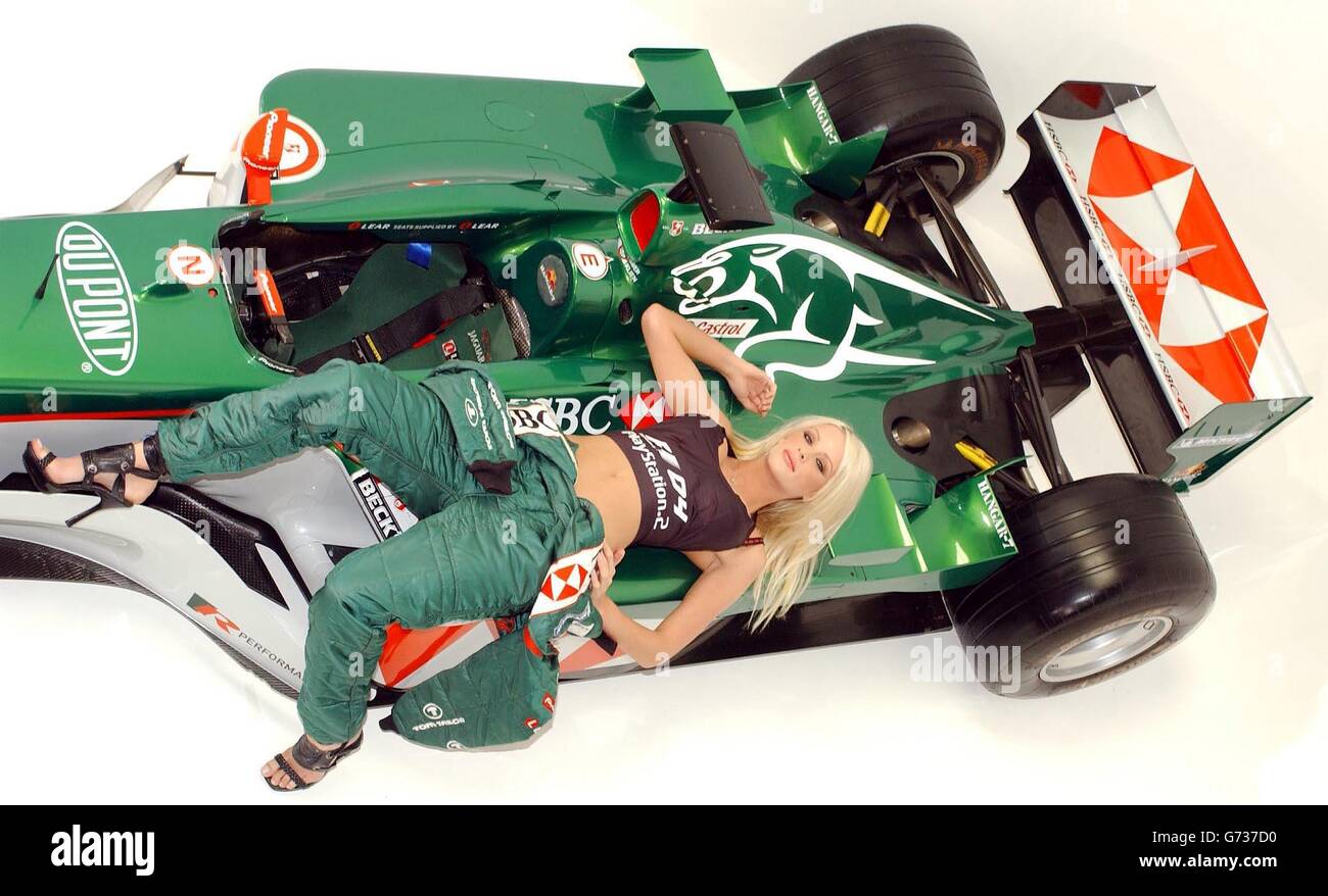 Model Emma B stellt das neue PlayStation 2-Spiel Formel 1 04 von Sony vor, das im Studio Nineteen im Osten Londons stattfindet. Emma B wird das neue Gesicht des Videospiels sein, das Ende Juli veröffentlicht wurde, das das einzige offizielle Lizenzspiel der Saison 2004 ist, bei dem in diesem Jahr Fahrer und Autos auf allen 18 Strecken auf vier Kontinenten fahren. Stockfoto