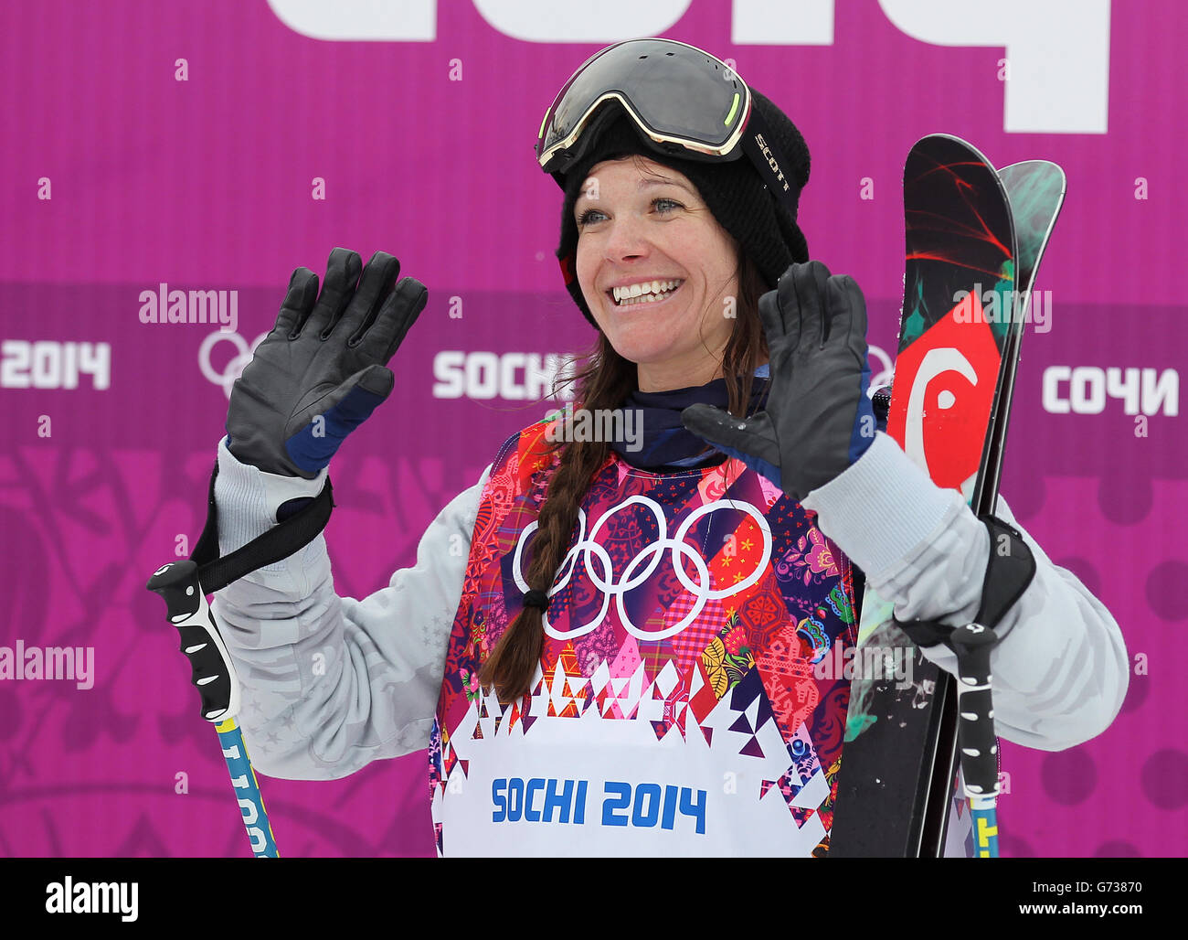 Die US-Amerikanerin Keri Herman wartet nach dem Ladies Ski Slopestyle Final während der Olympischen Spiele in Sotschi 2014 in Krasnaya Polyana, Russland, auf ihr Ergebnis. DRÜCKEN SIE VERBANDSFOTO. Bilddatum: Dienstag, 11. Februar 2014. Siehe PA Story OLYMPIA Ski Slopestyle. Bildnachweis sollte lauten: Andrew Milligan/PA Wire Stockfoto