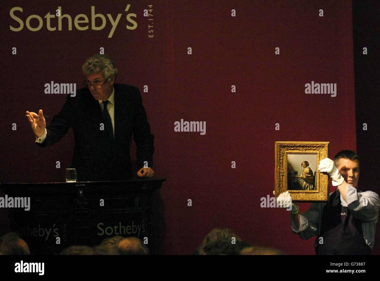 Ein seltenes Gemälde des niederländischen Alten Meisters Johannes Vermeer, das bei Sotheby's im Zentrum Londons versteigert wurde. Das Gemälde erreichte mehr als 16 Millionen, als es heute Abend verkauft wurde. Das kleine Bild, genannt „Young Woman Seated at the Virginals“, übertraf bei weitem den Reservepreis von 3 Millionen, als es bei Sotheby's im Zentrum Londons unter den Hammer ging. Es ist das erste Gemälde von Vermeer, das seit mehr als 80 Jahren versteigert wird. Eine Sprecherin von Sotheby's sagte, dass es für 16,245,600 an einen anonymen Käufer verkauft wurde, einschließlich der Prämie des Käufers. Stockfoto