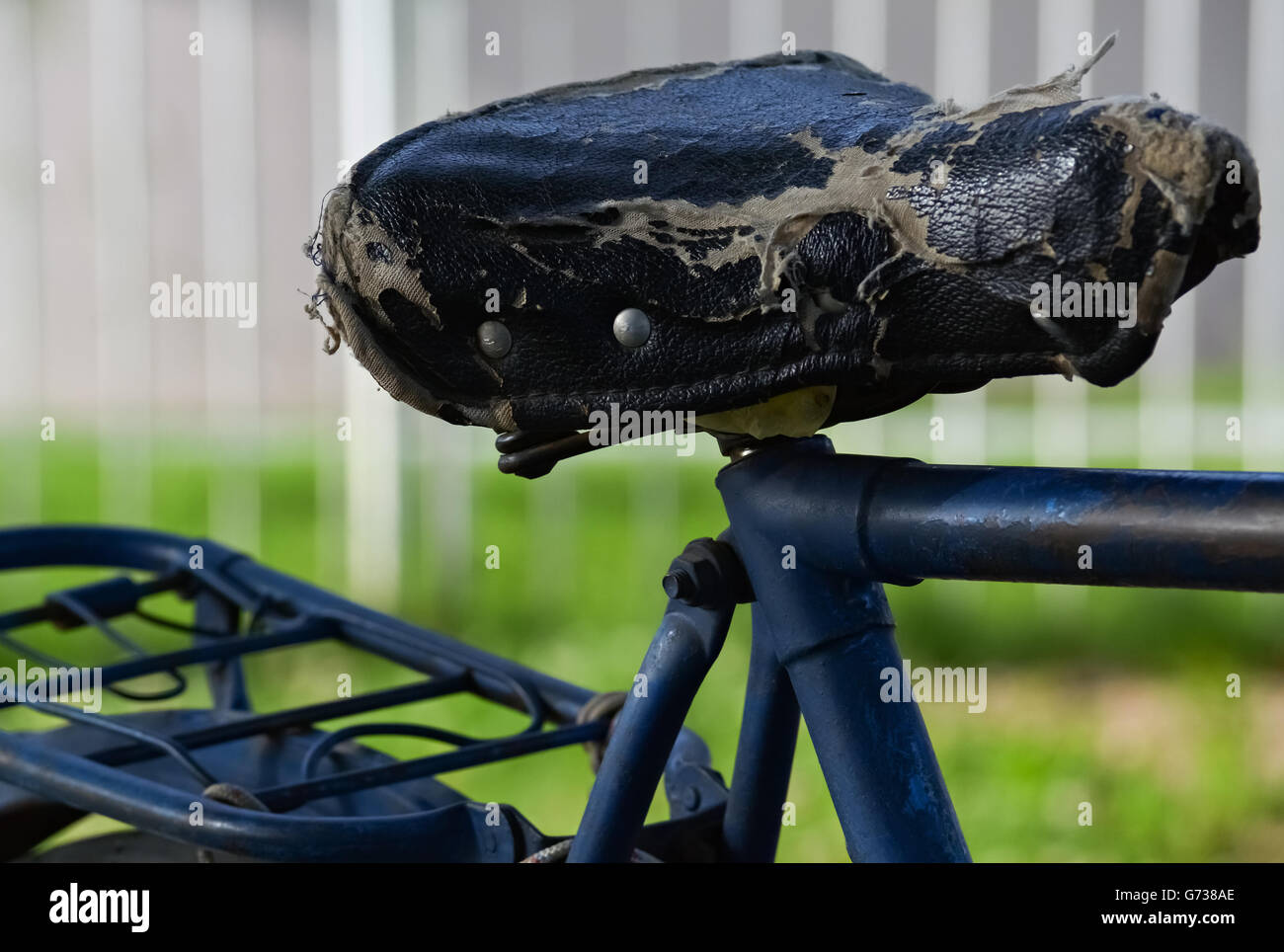 Nahaufnahme von einem verwitterten altmodischen Sattel des Fahrrades Stockfoto