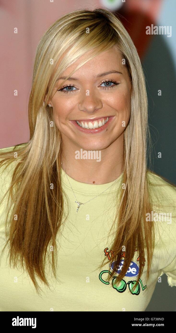 Ex- Atomic Kitten Liz McClarnon während einer Fotoaktion an der Ashmead School in Südlondon beim Start der Kampagne „Fruit is Cool“, die von Cape Apples gesponsert wurde, um gesunde Ernährung bei 7- bis 16-Jährigen zu fördern. Untersuchungen von Cape haben ergeben, dass Kinder fast die Hälfte ihres Monatseinkommens für Süßigkeiten, Chips und Schokolade ausgeben. Stockfoto