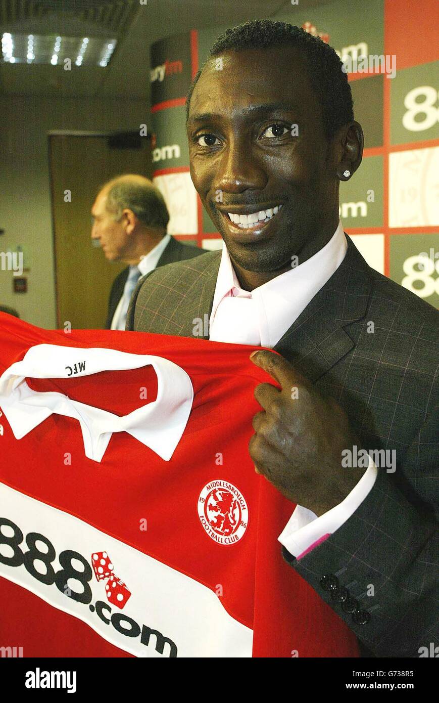 Jimmy Floyd Hasselbaink zeigt sein neues Trikot, nachdem er einen zweijährigen Vertrag für Middlesbrough auf dem Trainingsgelände des Clubs in Hurworth unterzeichnet hat. Der 32-jährige ehemalige Chelsea-Stürmer wird sich nun mit Mark Viduka und Michael Reiziger zusammentun, die Anfang dieser Woche in den Nordostklub eingetreten sind. Stockfoto