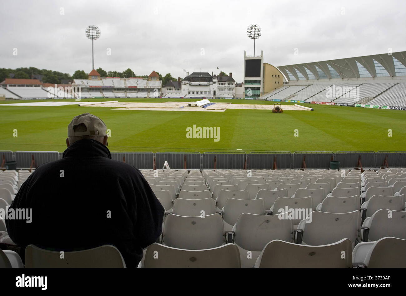 Regen verzögert den Beginn des vierten Tages während des LV=County Championship Division One Spiels in Trent Bridge, Nottingham. Stockfoto