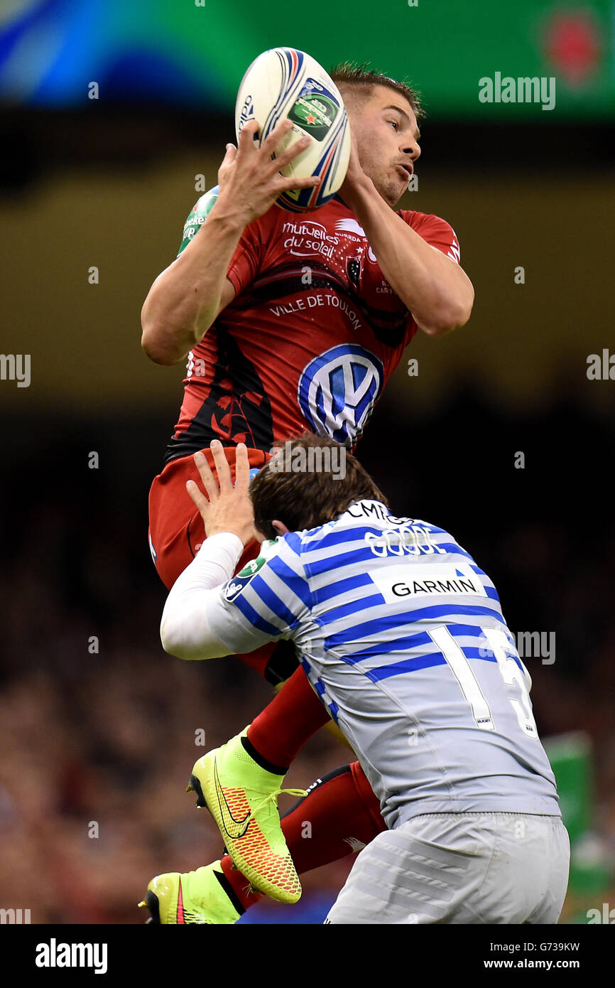 Drew Mitchell von RC Toulon behauptet den hohen Ball über Alex Goode von Saracens Stockfoto