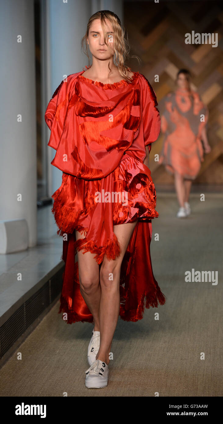 Models tragen Designs von Eva-Maria Suviste während der Graduate Fashion Show des Royal College of Art im Royal College of Art, London Show Stockfoto