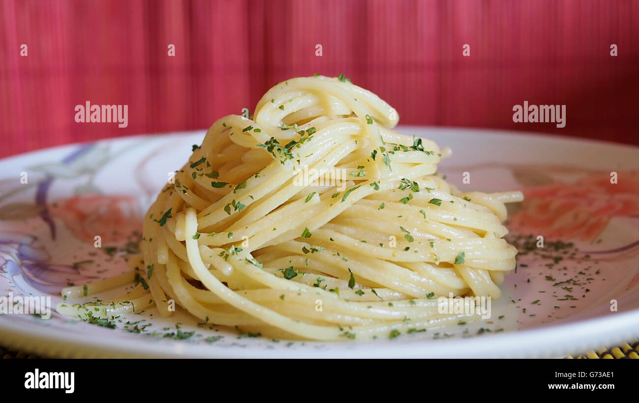 Berühmte italienische Gericht: Spaghetti mit Ingwer, Knoblauch und Petersilie. Alle Bio-Zutaten. Stockfoto