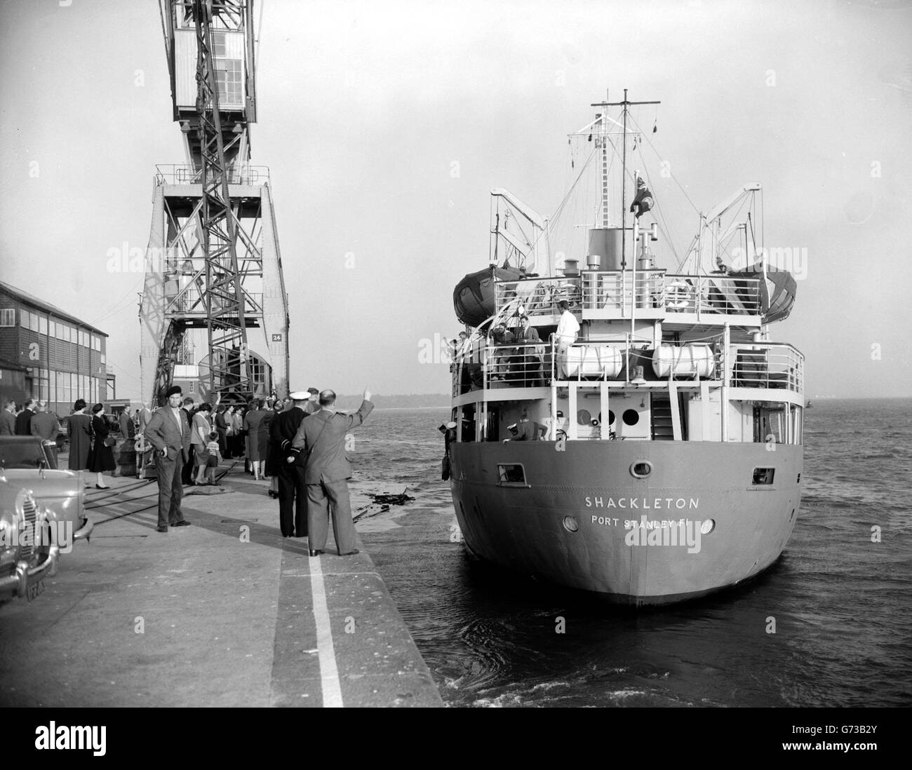 Der Shackleton geht zum Anatarktischen. Das Royal Research Ship the Shackleton verlässt Southampton für ihre jährliche Hilfsreise in die Antarktis, mit Personal und Hilfsgütern für die Falkland Islands Dependencies Survey. Stockfoto