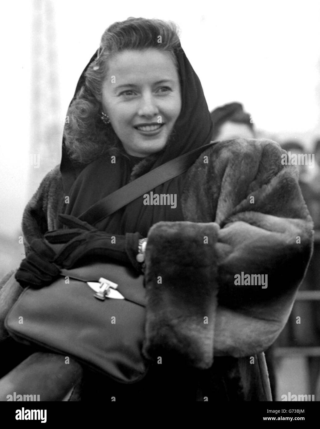 Barbara Stanwyck in Southampton. Barbara Stanwyck bei der Ankunft in Southampton auf der 'Queen Elizabeth'. Stockfoto