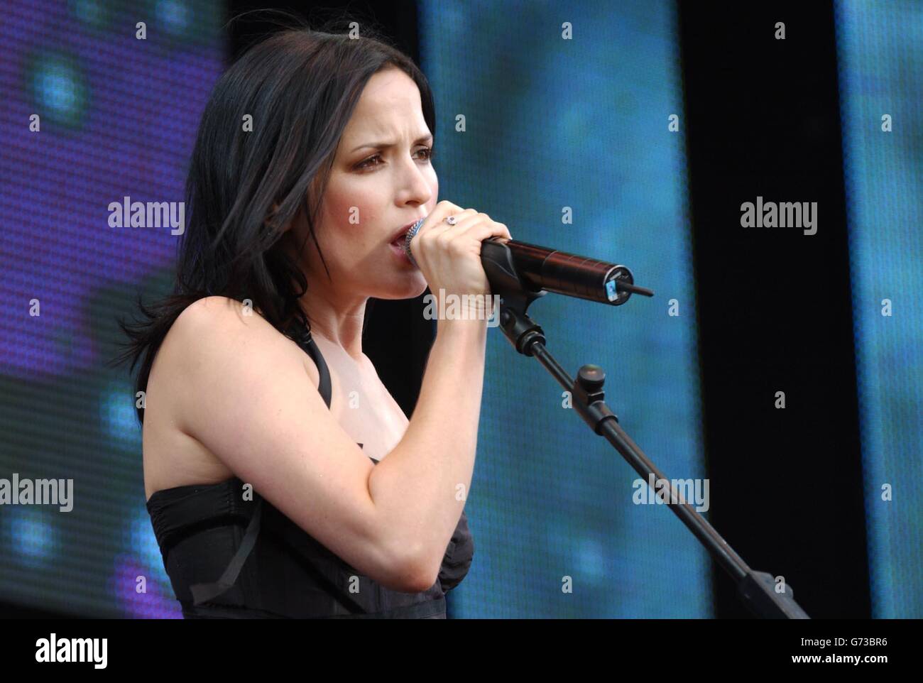 . . Andrea Corr, Leadsängerin der irischen Popgruppe The Corrs, tritt auf der Bühne während des Capital Radio Party in the Park Konzerts auf, das im Hyde Park, im Zentrum von London, zugunsten des Prince's Trust stattfand. Stockfoto