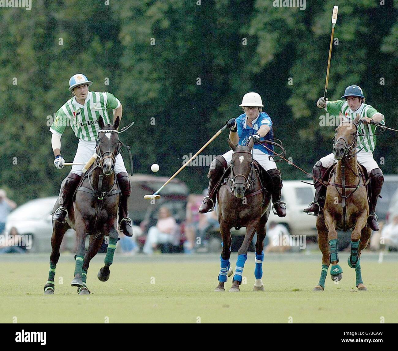 Adolfo Cambiaso aus Argentinien (links) trifft den Ball für Dubai im Halbfinale des Veuve Clicquot Gold Cup gegen Graff Capital im Cowdray Park in West Sussex. Cambiaso, der derzeit von vielen als der größte Polospieler der Welt angesehen wird, führte seine Seite zu einem Sieg von 17:12 und wird am Sonntag im Finale der British Open Championships entweder Larchmont oder Azzurra spielen. Stockfoto