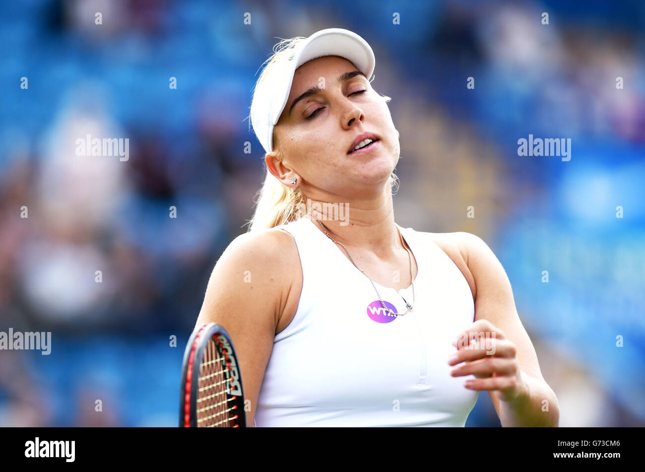 Elena Vesnina aus Russland reagiert, als sie während des Aegon International Tournament im Devonshire Park, Eastbourne, Südengland, einen Punkt in ihrem ersten Runde gegen die britische Heather Watson verliert. Juni 20, 2016. Simon Dack / Tele-Bilder Stockfoto