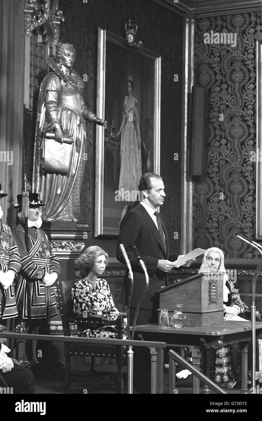 König Juan Carlos von Spanien spricht im Haus der Herren an beide Parlamentsgebäude, neben ihm Königin Sofia. Stockfoto