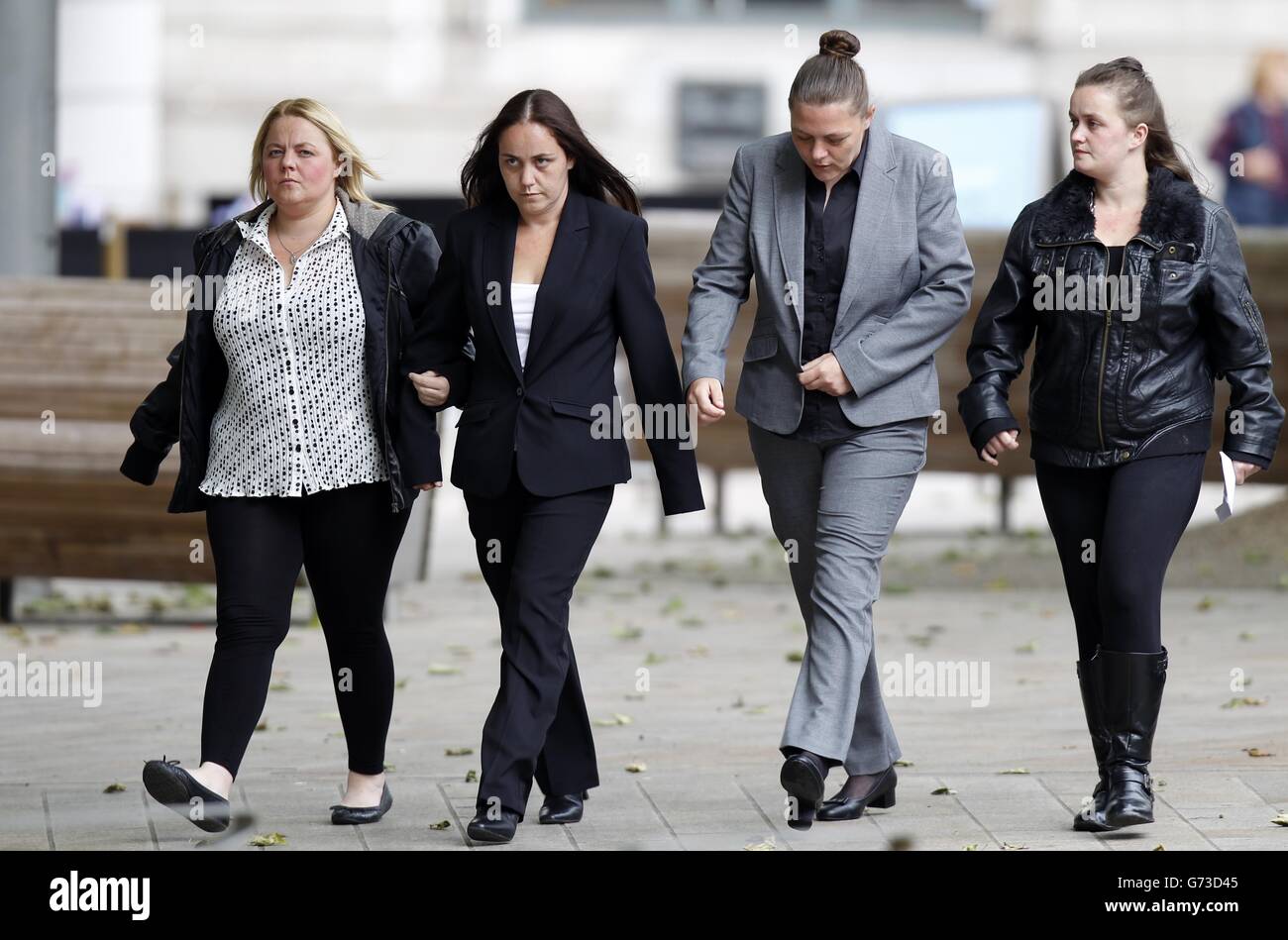 Della Woods (zweite links) und Hayley Sulley (zweite rechts) kommen am Liverpooler Crown Court an, wo sie zwölf Monate eingesperrt wurden, nachdem ihr Hund Charlie, ein Presa Canario, Clifford Clarke 79 im Mai letzten Jahres in Clubmoor zu Tode gestülpt hatte. Stockfoto