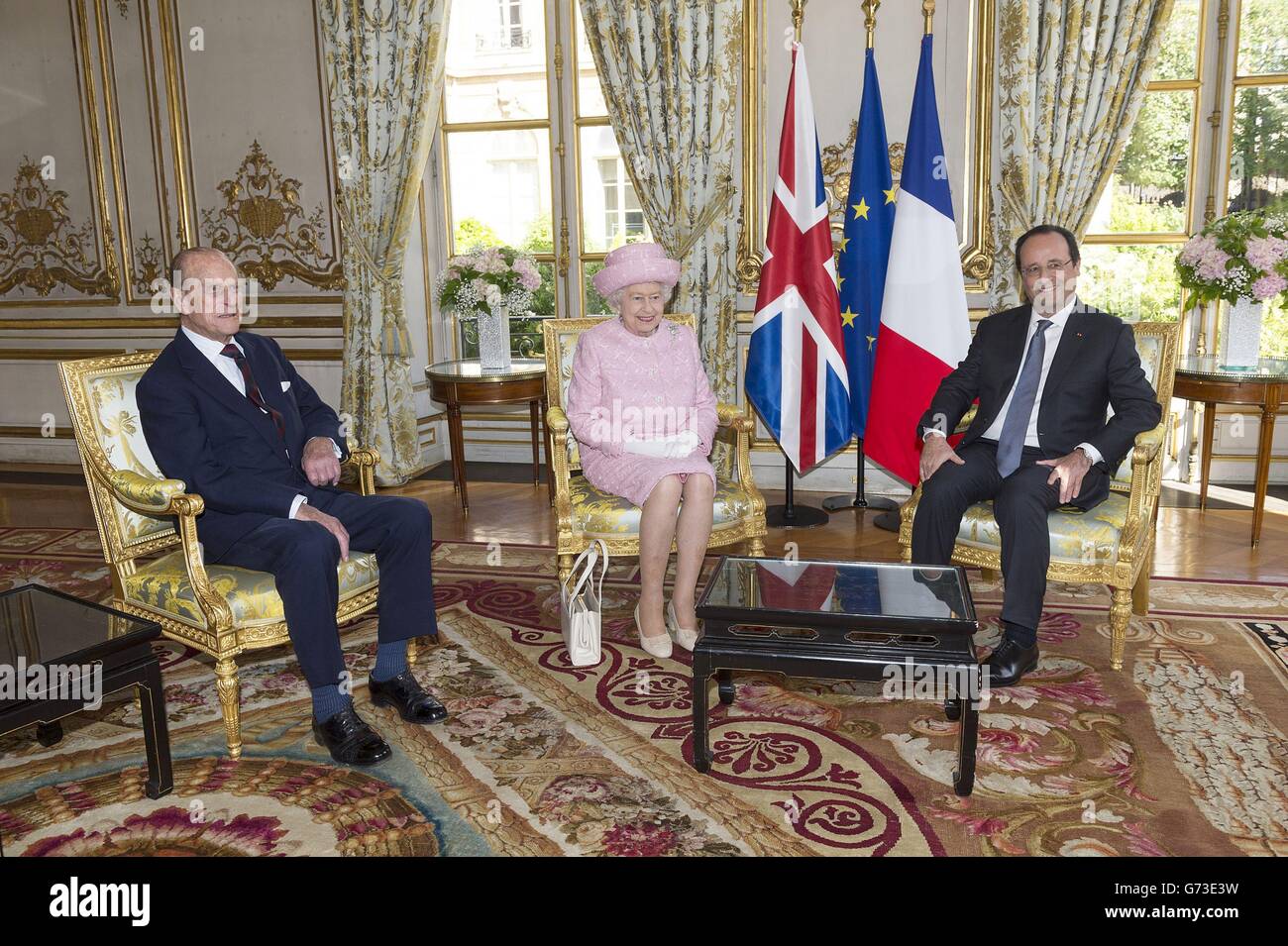 Der Herzog von Edinburgh und Königin Elizabeth II. Sitzen mit Präsident Hollande (rechts) im Elysee-Palast in Paris, als Teil eines Staatsbesuchs in Frankreich. Stockfoto