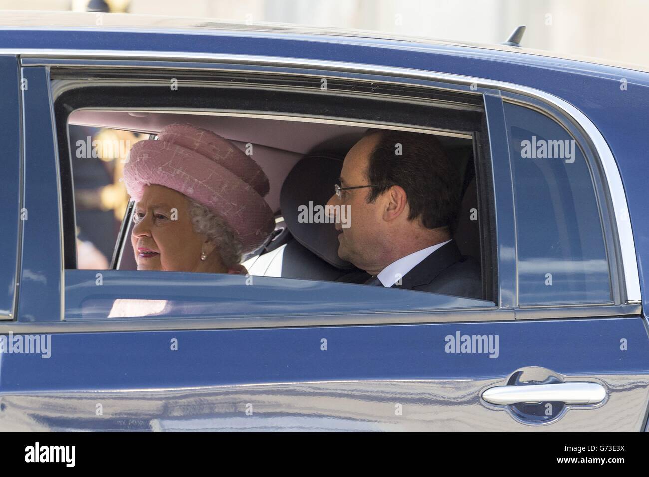 Königin Elisabeth II. Kommt mit dem Auto mit Präsident Hollande im Rahmen eines Staatsbesuches in Frankreich am Elysee-Palast in Paris an. Stockfoto