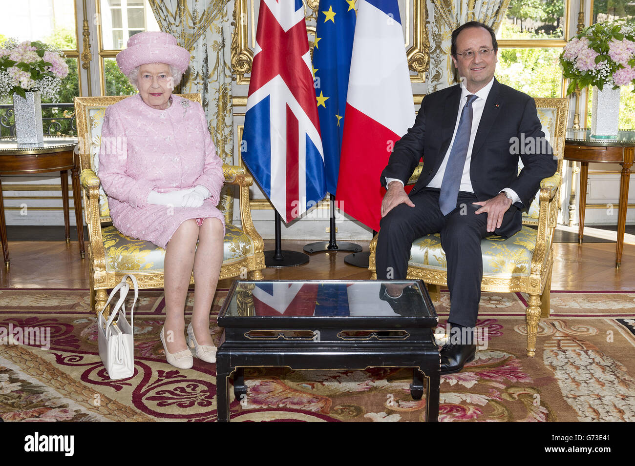 Königin Elisabeth II. Sitzt mit Präsident Hollande im Elysee-Palast in Paris, als Teil eines Staatsbesuchs in Frankreich. Stockfoto