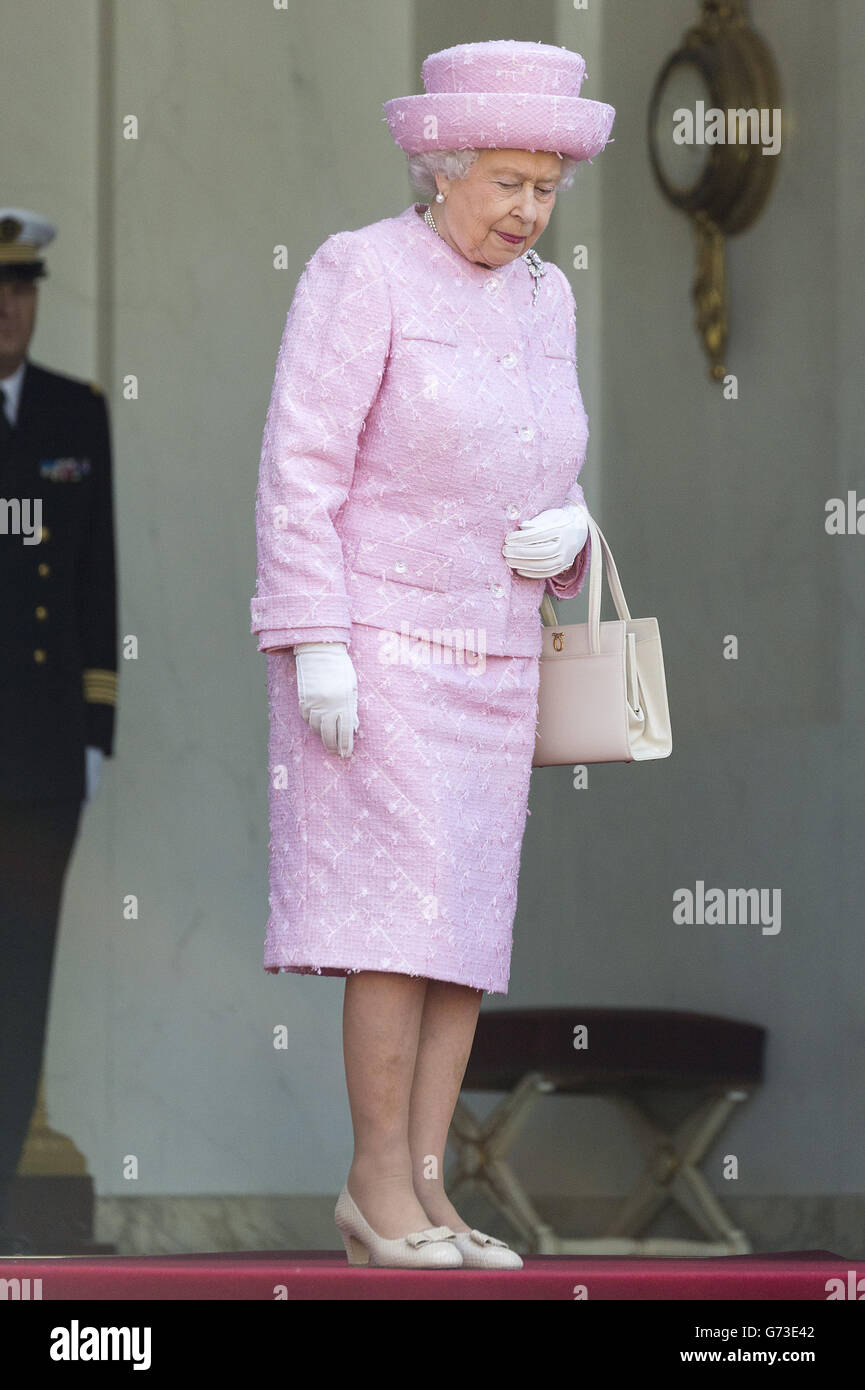 Königin Elisabeth II. Kommt im Rahmen eines Staatsbesuches in Frankreich am Elysee-Palast in Paris an. Stockfoto