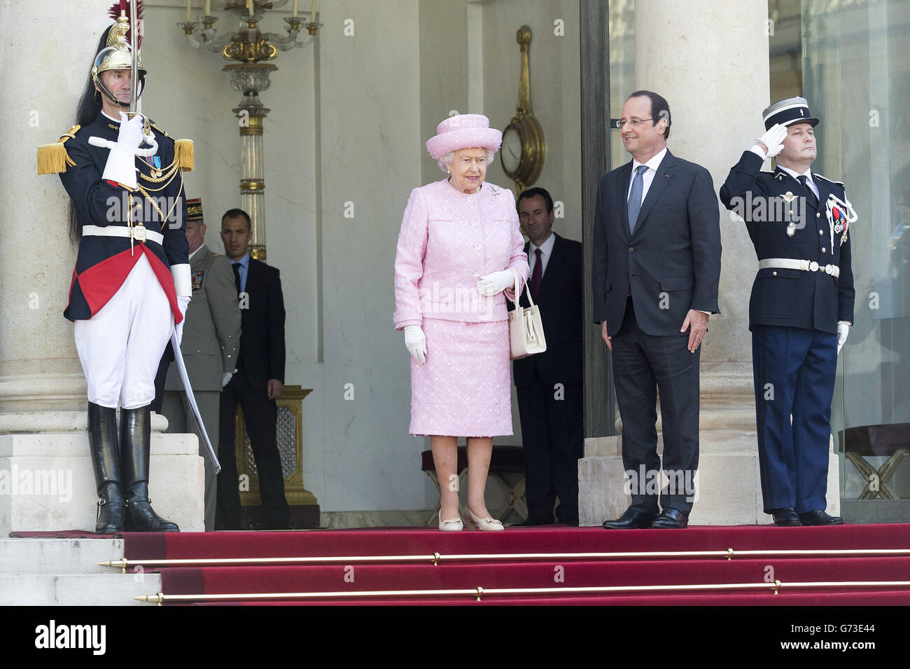 Königin Elizabeth II. Steht mit Präsident Hollande im Elysee-Palast in Paris, im Rahmen eines Staatsbesuchs in Frankreich. Stockfoto