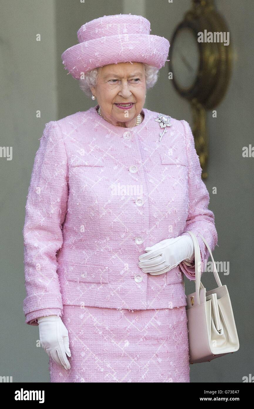 Königin Elisabeth II. Kommt im Rahmen eines Staatsbesuches in Frankreich am Elysee-Palast in Paris an. Stockfoto