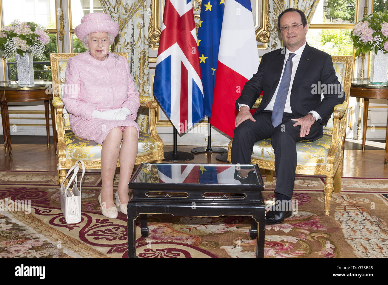 Königin Elisabeth II. Sitzt mit Präsident Hollande im Elysee-Palast in Paris, als Teil eines Staatsbesuchs in Frankreich. Stockfoto
