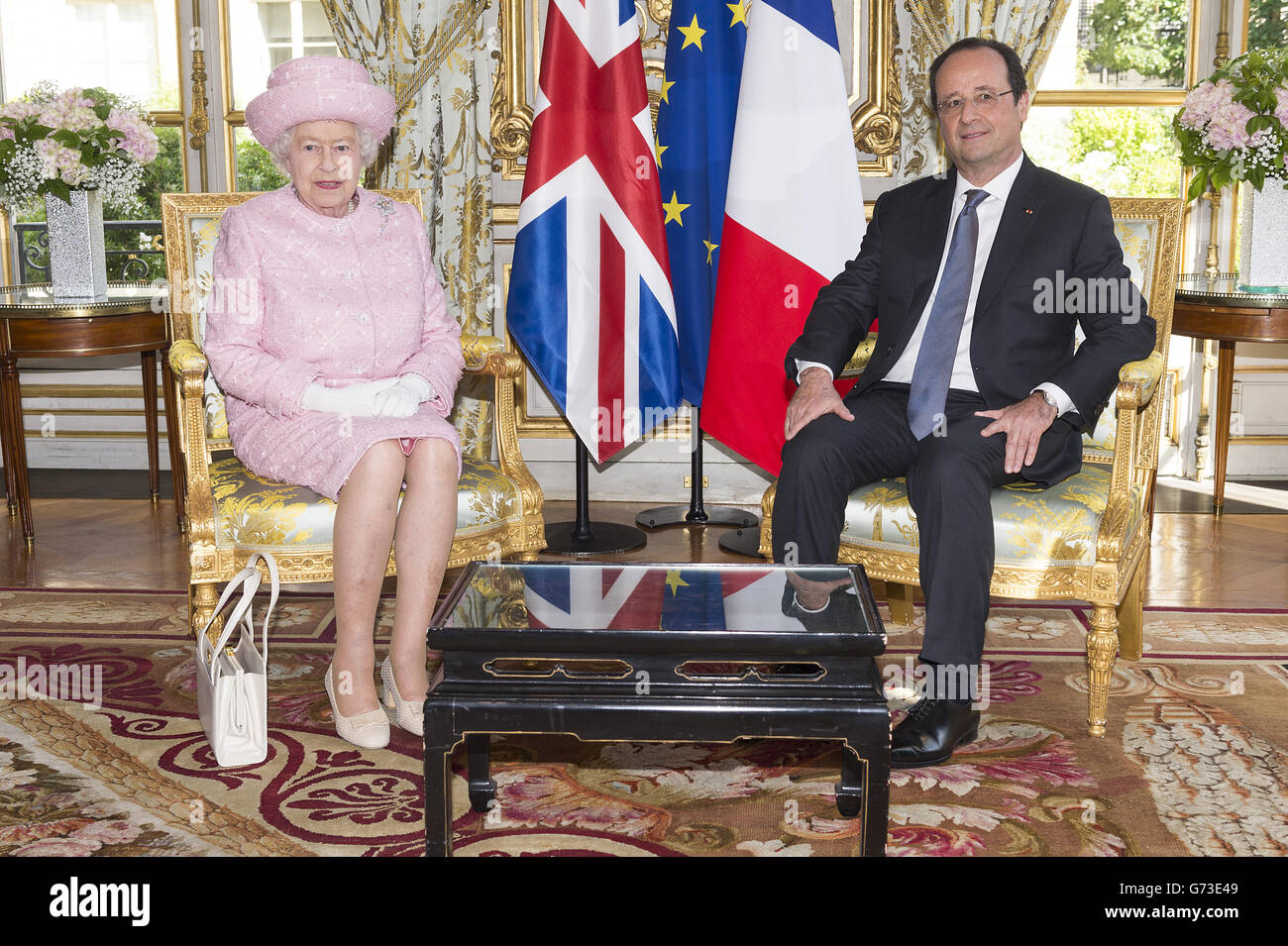 Königin Elisabeth II. Sitzt mit Präsident Hollande im Elysee-Palast in Paris, als Teil eines Staatsbesuchs in Frankreich. Stockfoto