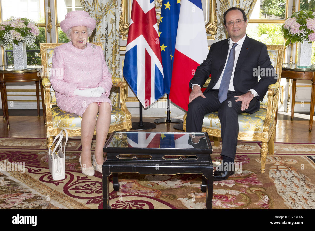 Königin Elisabeth II. Sitzt mit Präsident Hollande im Elysee-Palast in Paris, als Teil eines Staatsbesuchs in Frankreich. Stockfoto