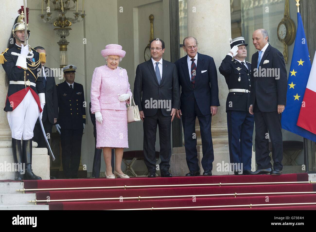 Der Herzog von Edinburgh und Königin Elizabeth II. Stehen mit Präsident Hollande (Mitte) im Elysee-Palast in Paris im Rahmen eines Staatsbesuchs in Frankreich. Stockfoto