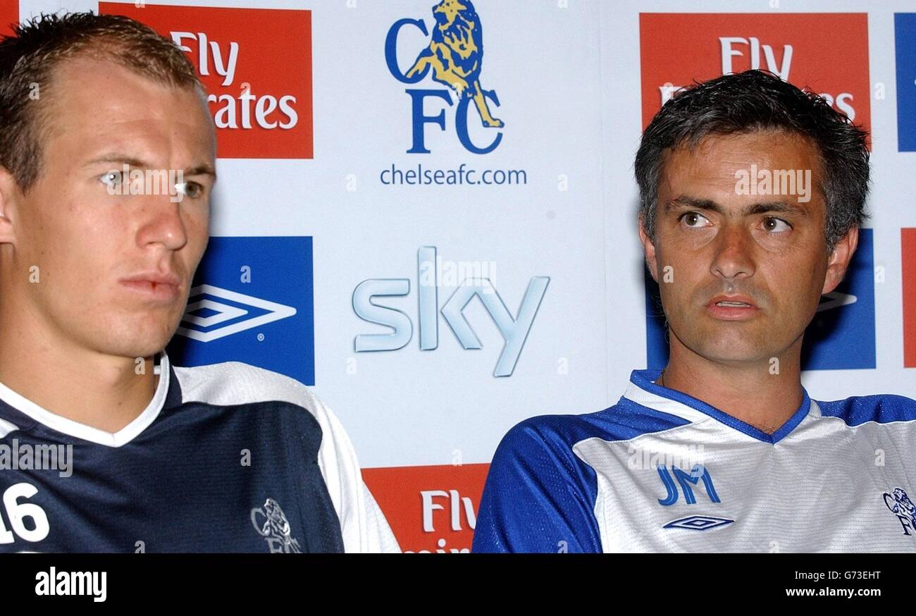 Chelsea Spieler Arjen Robben Und Sein Manager Jose Mourinho Wahrend Einer Pressekonferenz In Der Nahe Des Flughafens Heathrow London Wo Orange Und Chelsea Fc Ihre Dreijahrige Partnerschaft Bekannt Gaben Stockfotografie Alamy