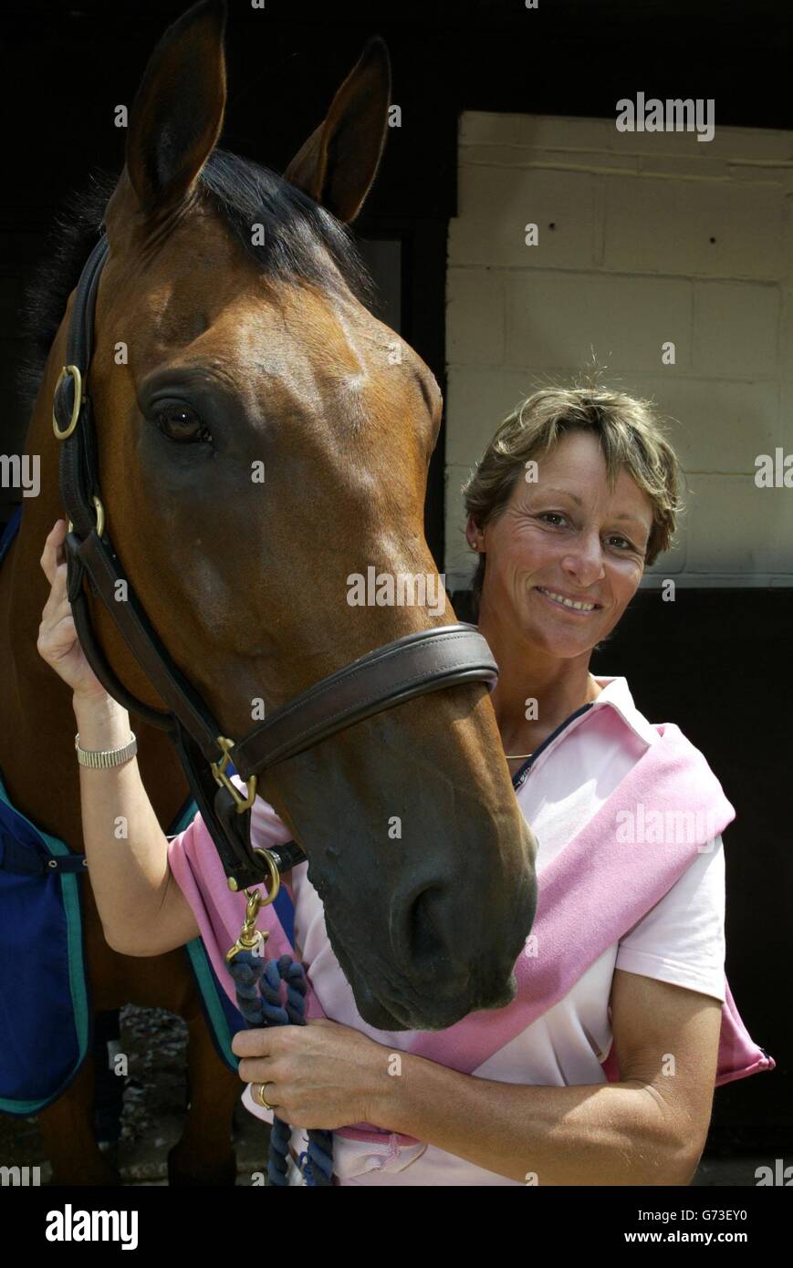 Mary King (Wanderreserve-Reiterin) mit ihrem Pferd King Solomon III während einer Fotokonferenz für Mitglieder der britischen Olympischen Wettkampftruppe für Athen 2004, während einer Pressekonferenz im Waresley Park, nahe Sandy, Befordshire. Stockfoto