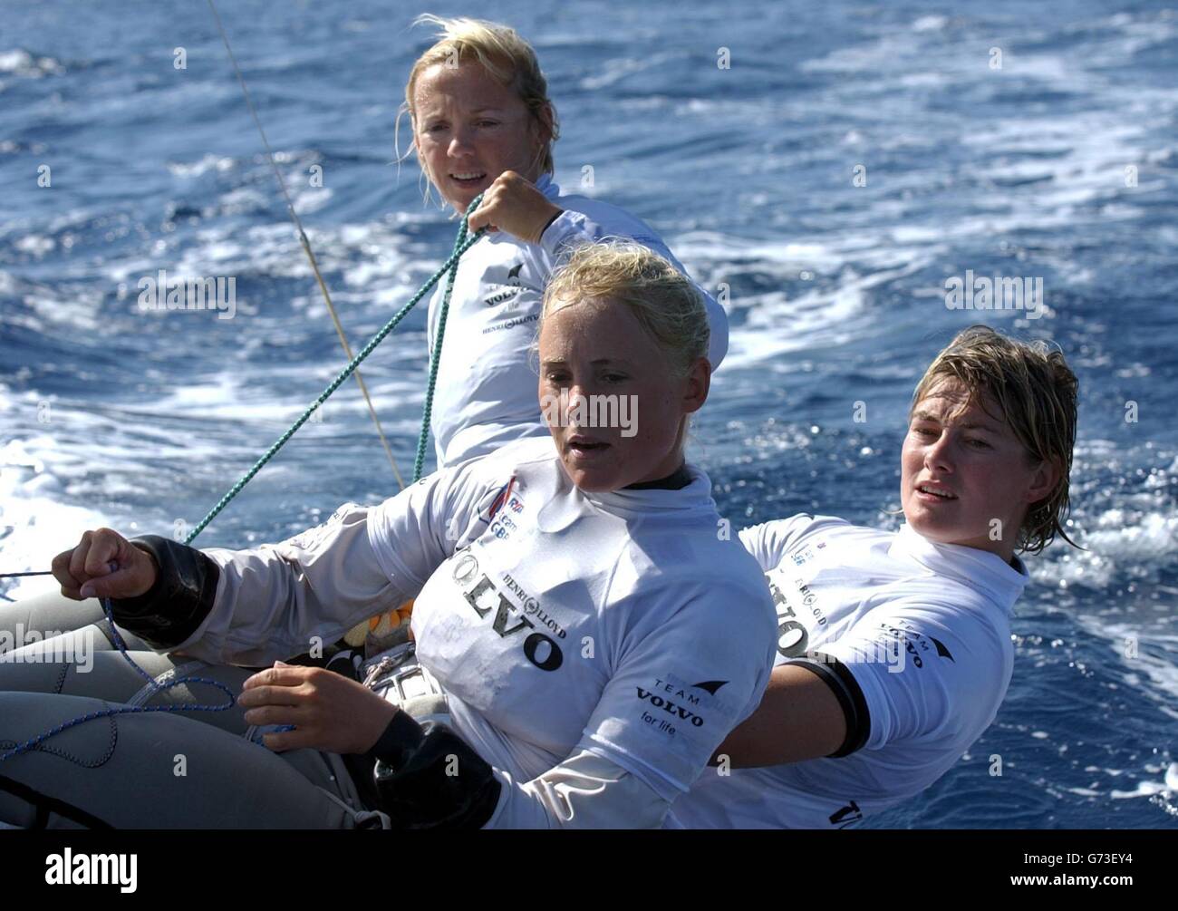 Von links aus waren Shirley Robertson, Sarah Ayton und Sarah Webb auf dem Wasser während des Vorbesichtigung-Tages des olympischen Teams der Royal Yachting Association an ihrem Stützpunkt in Athen, Griechenland. Das Trio wird bei den Olympischen Spielen 2004 in Athen als Teil des britischen Segelteams in der Yngling-Klasse antreten. Stockfoto