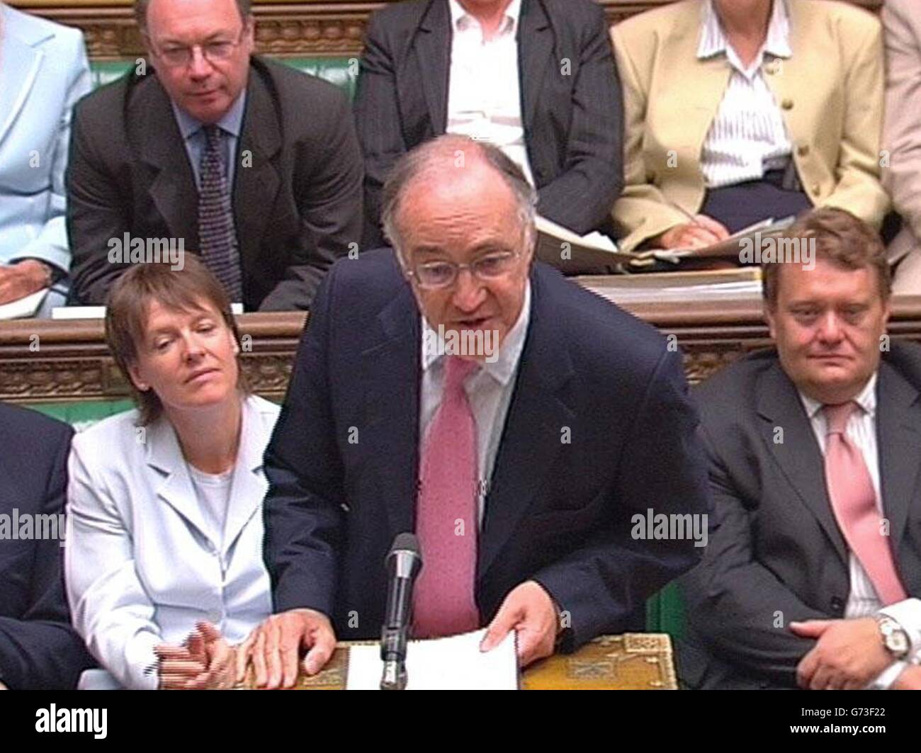 Oppositionsführer Michael Howard spricht im Londoner Unterhaus während der Fragen des Premierministers. Stockfoto