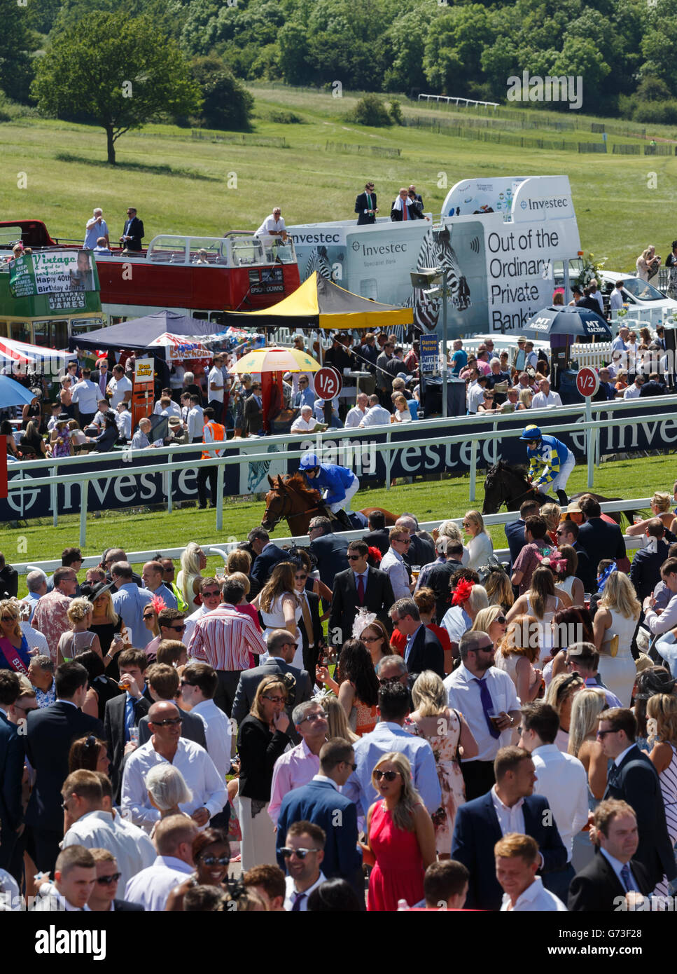 Clon Brulee, (links) von Kieren Fallon und Tres Coronas, (rechts) von Graham Gibbons geführt, wird bei Investec Wealth & Investment Stakes eingesetzt Stockfoto