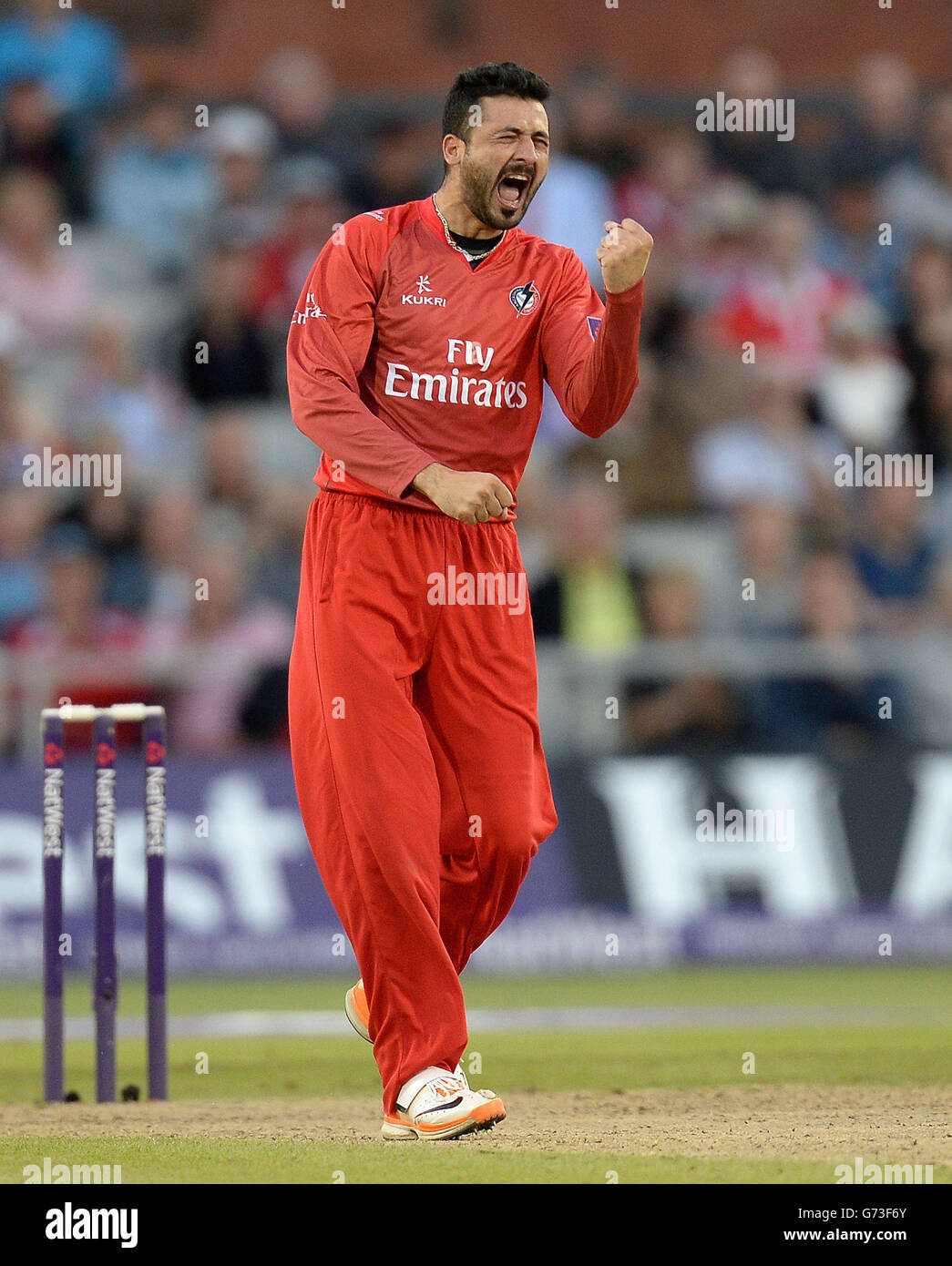 Junaid Khan von Lancashire Lightning feiert die Aufnahme des Wickens von Yorkshire Vikings Alex Lees während des NatWest T20 Blast-Spiels im Emirates Old Trafford, Manchester. Stockfoto