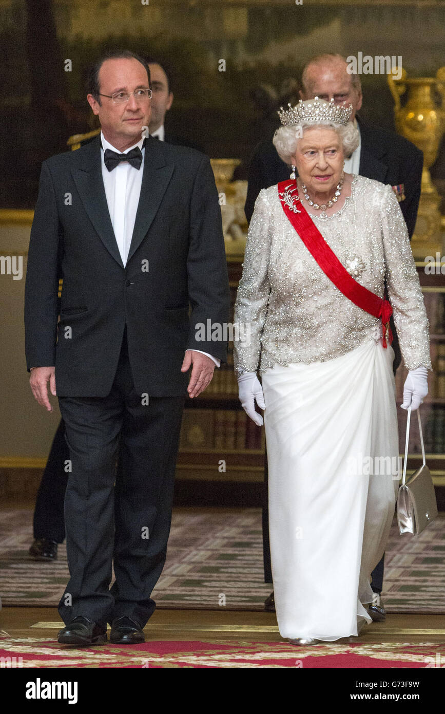 Präsident Francois Hollande von Frankreich (links) spaziert mit Königin Elizabeth II. Und dem Herzog von Edinburgh, während sie an einem Staatsbankett im Elysee Palace, Paris, im Rahmen des Staatsbesuchs der Königin in Frankreich teilnehmen. Stockfoto