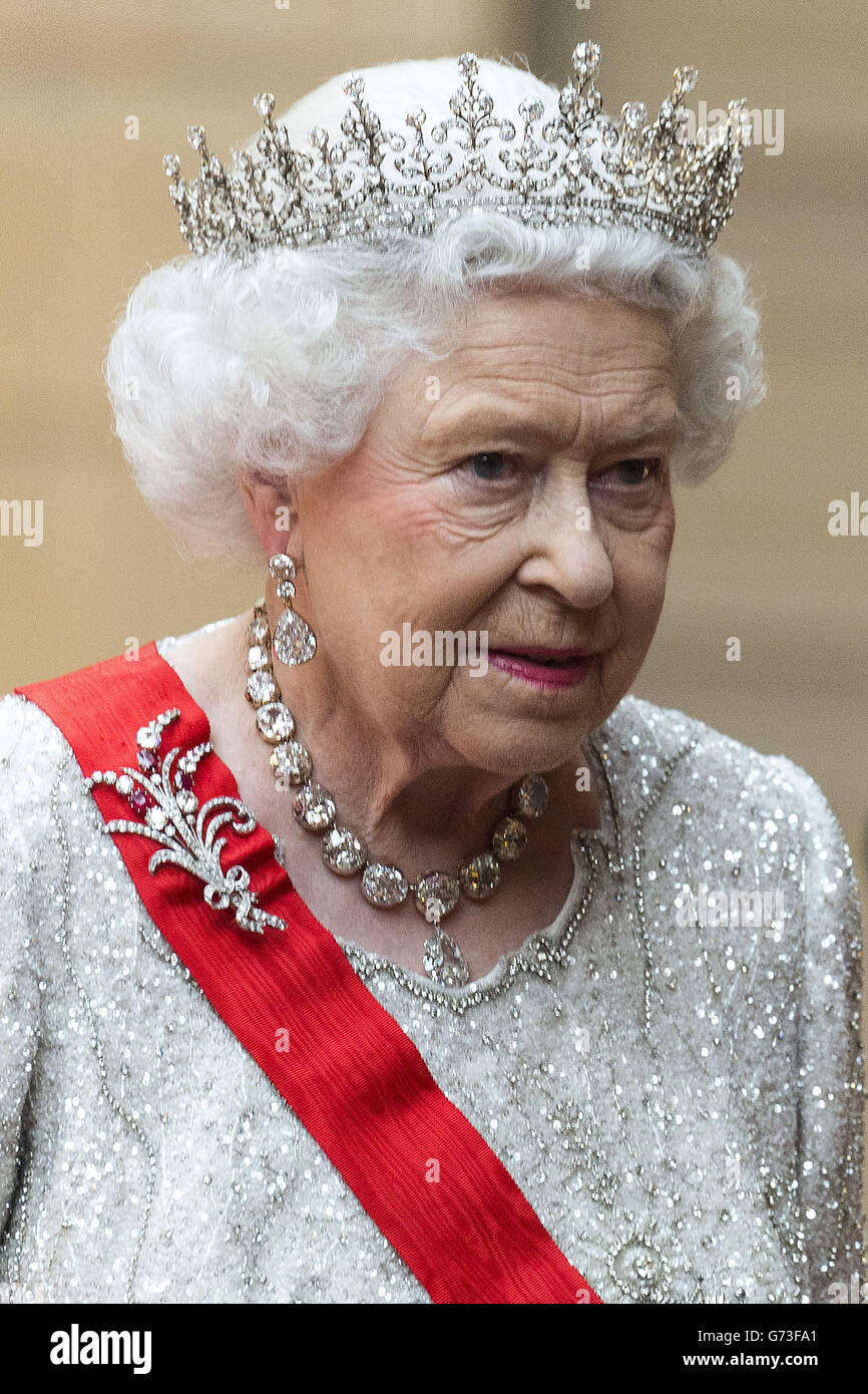 Königin Elisabeth II. Nimmt an einem Staatsbankett im Elysee-Palast in Paris Teil, das vom französischen Präsidenten Francois Hollande im Rahmen des Staatsbesuchs der Königin in Frankreich veranstaltet wird. Stockfoto