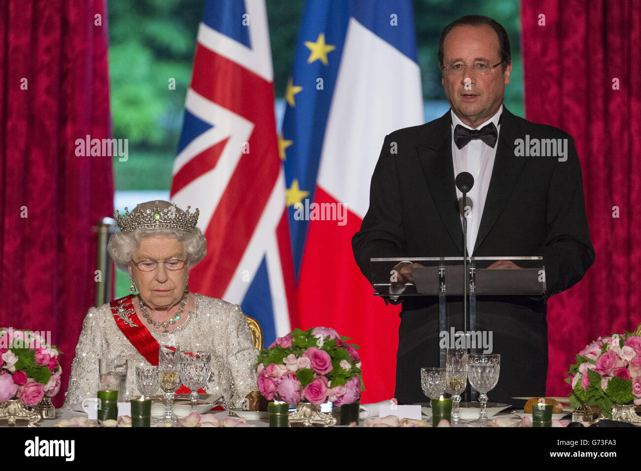 Königin Elisabeth II. Und der französische Präsident Francois Hollande während eines Staatsbanketts im Elysee-Palast in Paris im Rahmen des Staatsbesuchs der Königin in Frankreich. Stockfoto