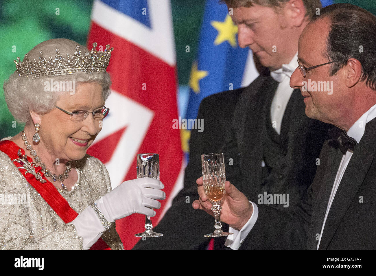 Königin Elisabeth II. Und der französische Präsident Francois Hollande während eines Staatsbanketts im Elysee-Palast in Paris im Rahmen des Staatsbesuchs der Königin in Frankreich. Stockfoto