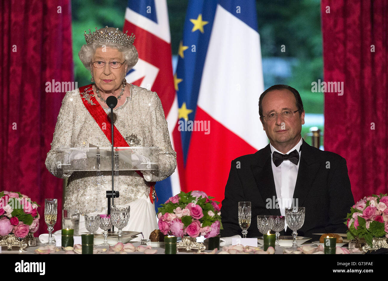 Königin Elisabeth II. Und der französische Präsident Francois Hollande während eines Staatsbanketts im Elysee-Palast in Paris im Rahmen des Staatsbesuchs der Königin in Frankreich. Stockfoto