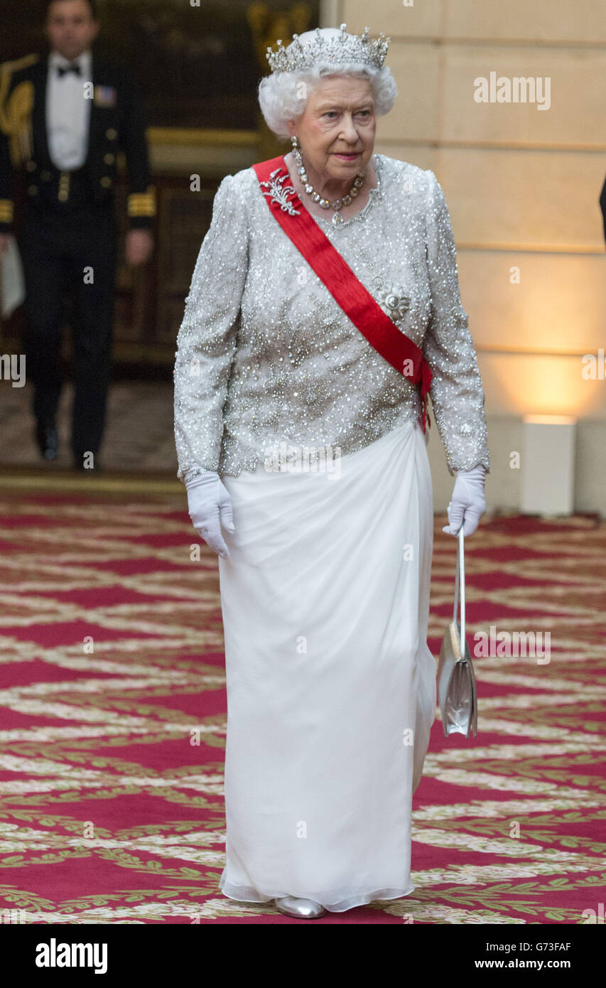 Königin Elisabeth II. Nimmt an einem Staatsbankett im Elysee-Palast in Paris Teil, das vom französischen Präsidenten Francois Hollande im Rahmen des Staatsbesuchs der Königin in Frankreich veranstaltet wird. Stockfoto