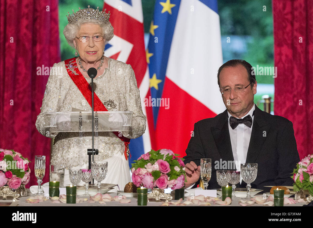 Königin Elisabeth II. Und der französische Präsident Francois Hollande während eines Staatsbanketts im Elysee-Palast in Paris im Rahmen des Staatsbesuchs der Königin in Frankreich. Stockfoto