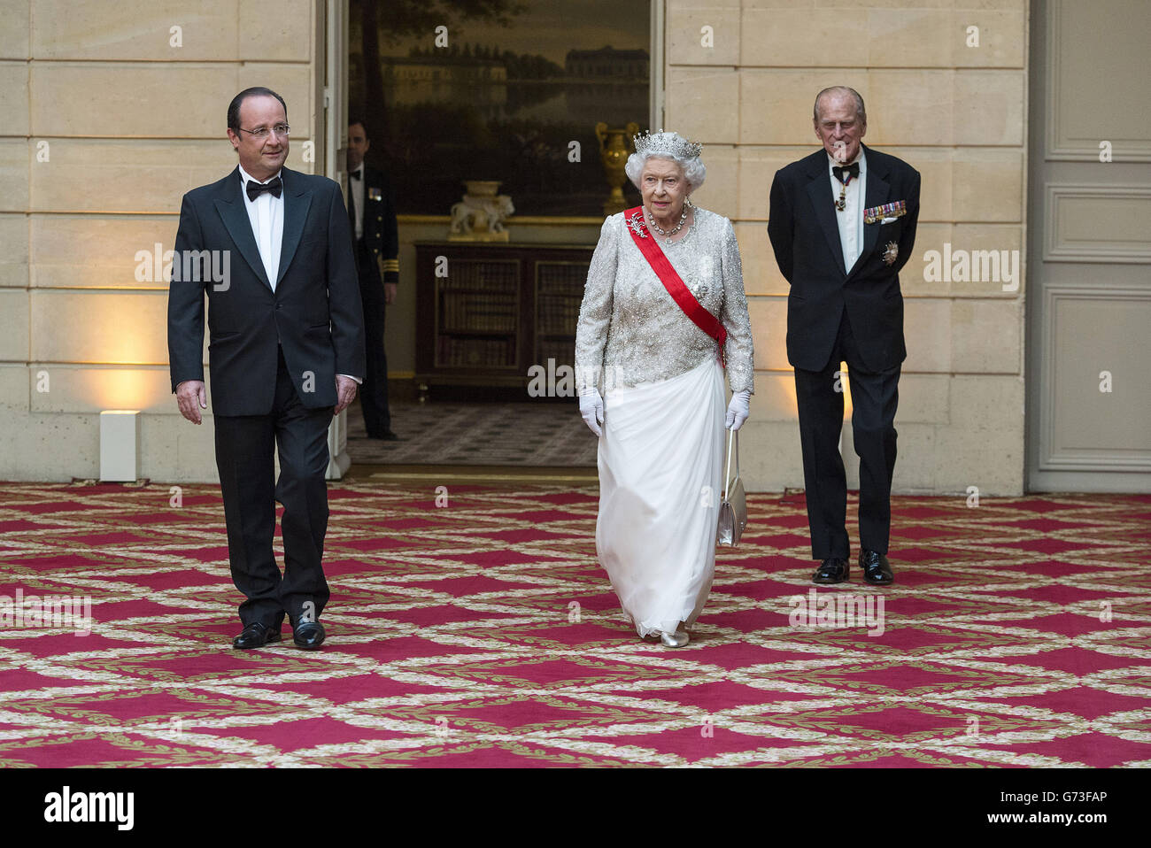Präsident Francois Hollande von Frankreich (links) spaziert mit Königin Elizabeth II. Und dem Herzog von Edinburgh, während sie an einem Staatsbankett im Elysee Palace, Paris, im Rahmen des Staatsbesuchs der Königin in Frankreich teilnehmen. Stockfoto