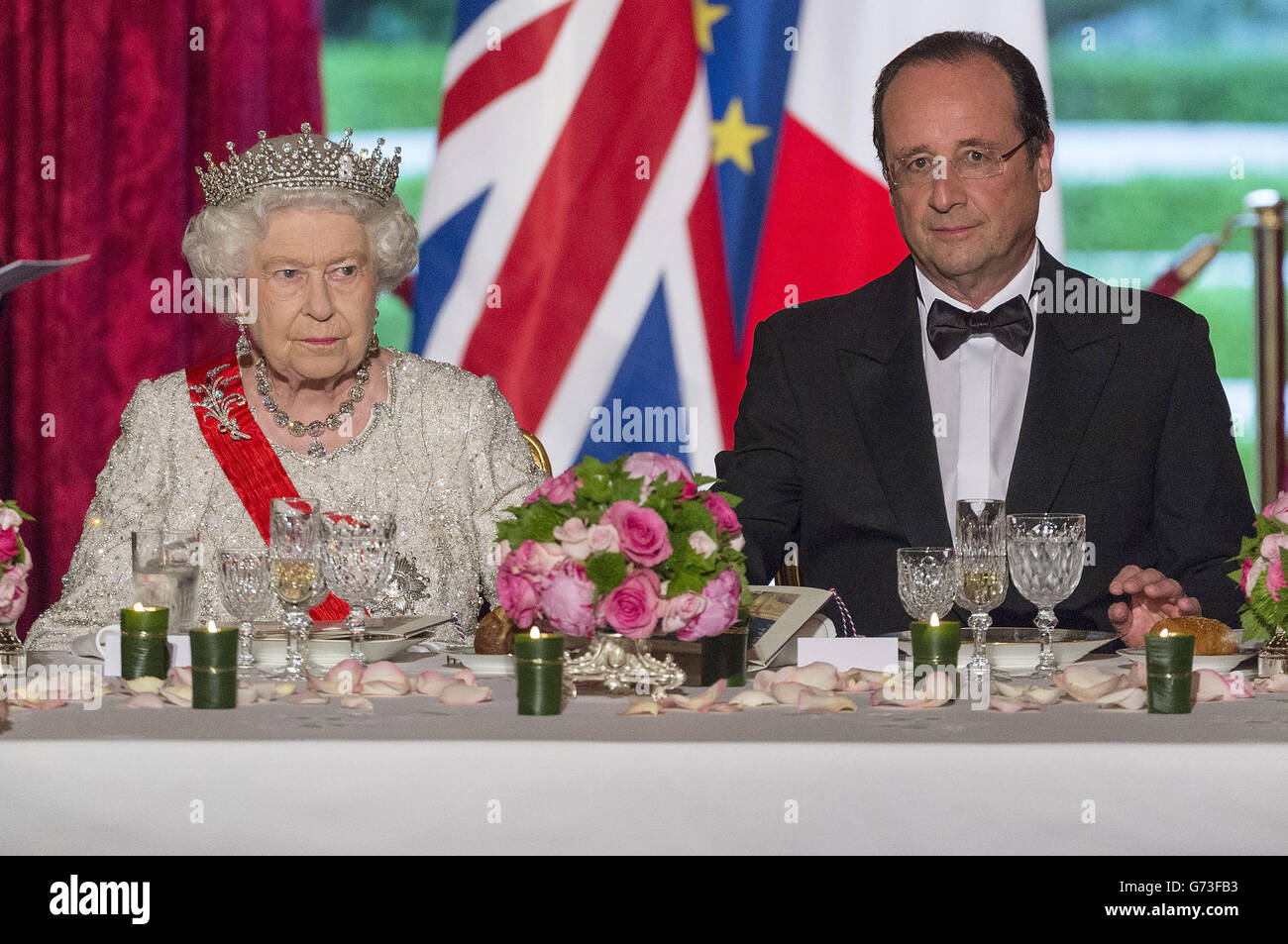 Königin Elisabeth II. Und der französische Präsident Francois Hollande während eines Staatsbanketts im Elysee-Palast in Paris im Rahmen des Staatsbesuchs der Königin in Frankreich. Stockfoto