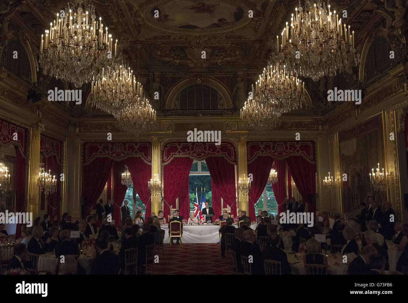 Königin Elizabeth II. Hört während einer Rede des französischen Präsidenten Francois Hollande während eines Staatsbanketts im Elysee-Palast in Paris, im Rahmen des Staatsbesuchs der Königin in Frankreich. Stockfoto